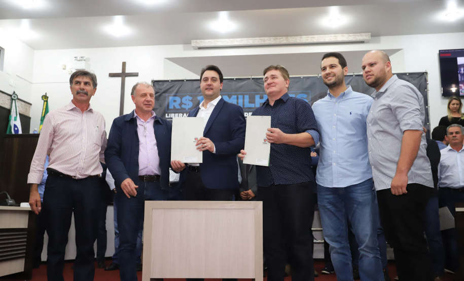 O governador Carlos Massa Ratinho Junior participa nesta sexta-feira (09), em na câmara de Toledo, a liberação de recursos para municípios da região Oeste. Participaram: prefeito de Toledo, Lucio De Marchi; secretário Chefe da Casa Civil, Guto Silva; de Desenvolvimento Urbano, João Carlos Ortega; do Planejamento, Valdemar Jorge e da Infraestrutura e Logística, Sandro Alex; deputados e demais autoridades.Toledo, 09-08-19.Foto: Arnaldo Alves / ANPr.