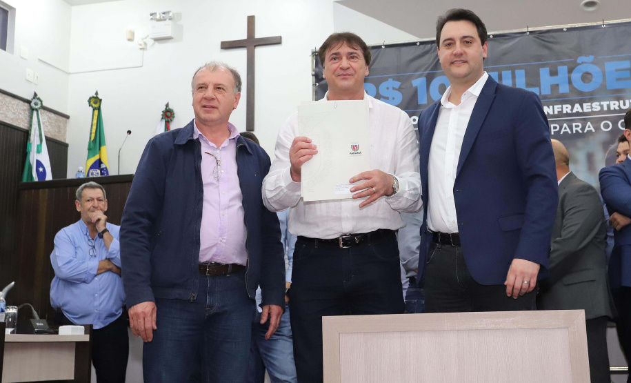 O governador Carlos Massa Ratinho Junior participa nesta sexta-feira (09), em na câmara de Toledo, a liberação de recursos para municípios da região Oeste. Participaram: prefeito de Toledo, Lucio De Marchi; secretário Chefe da Casa Civil, Guto Silva; de Desenvolvimento Urbano, João Carlos Ortega; do Planejamento, Valdemar Jorge e da Infraestrutura e Logística, Sandro Alex; deputados e demais autoridades.Toledo, 09-08-19.Foto: Arnaldo Alves / ANPr.