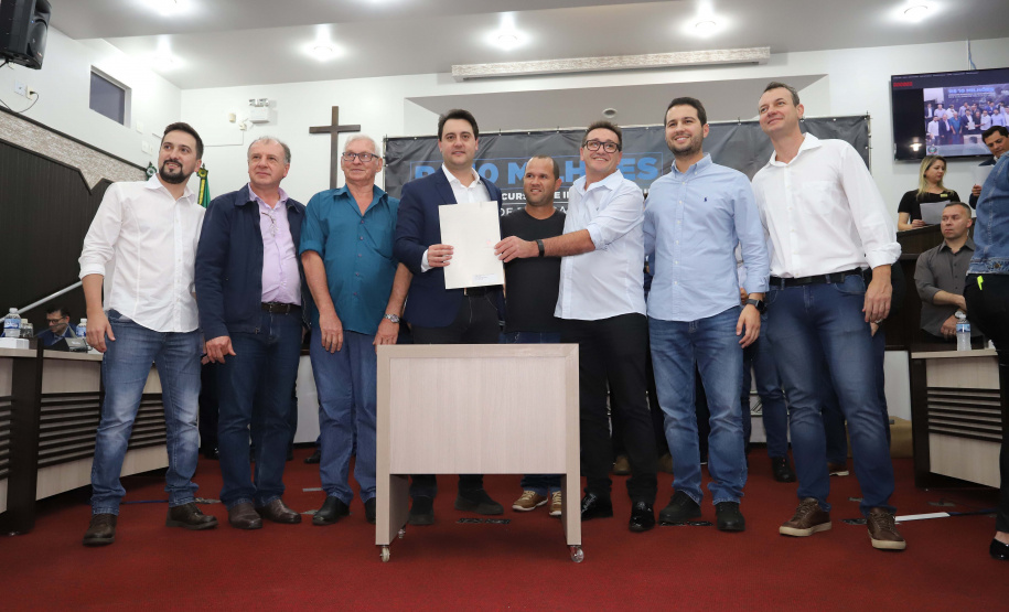 O governador Carlos Massa Ratinho Junior participa nesta sexta-feira (09), em na câmara de Toledo, a liberação de recursos para municípios da região Oeste. Participaram: prefeito de Toledo, Lucio De Marchi; secretário Chefe da Casa Civil, Guto Silva; de Desenvolvimento Urbano, João Carlos Ortega; do Planejamento, Valdemar Jorge e da Infraestrutura e Logística, Sandro Alex; deputados e demais autoridades.Toledo, 09-08-19.Foto: Arnaldo Alves / ANPr.