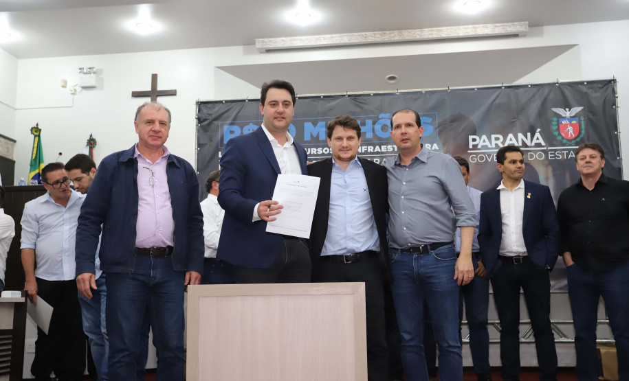 O governador Carlos Massa Ratinho Junior participa nesta sexta-feira (09), em na câmara de Toledo, a liberação de recursos para municípios da região Oeste. Participaram: prefeito de Toledo, Lucio De Marchi; secretário Chefe da Casa Civil, Guto Silva; de Desenvolvimento Urbano, João Carlos Ortega; do Planejamento, Valdemar Jorge e da Infraestrutura e Logística, Sandro Alex; deputados e demais autoridades.Toledo, 09-08-19.Foto: Arnaldo Alves / ANPr.