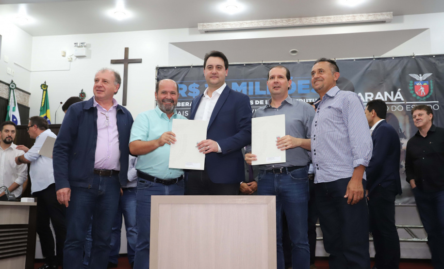 O governador Carlos Massa Ratinho Junior participa nesta sexta-feira (09), em na câmara de Toledo, a liberação de recursos para municípios da região Oeste. Participaram: prefeito de Toledo, Lucio De Marchi; secretário Chefe da Casa Civil, Guto Silva; de Desenvolvimento Urbano, João Carlos Ortega; do Planejamento, Valdemar Jorge e da Infraestrutura e Logística, Sandro Alex; deputados e demais autoridades.Toledo, 09-08-19.Foto: Arnaldo Alves / ANPr.