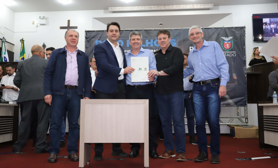 O governador Carlos Massa Ratinho Junior participa nesta sexta-feira (09), em na câmara de Toledo, a liberação de recursos para municípios da região Oeste. Participaram: prefeito de Toledo, Lucio De Marchi; secretário Chefe da Casa Civil, Guto Silva; de Desenvolvimento Urbano, João Carlos Ortega; do Planejamento, Valdemar Jorge e da Infraestrutura e Logística, Sandro Alex; deputados e demais autoridades.Toledo, 09-08-19.Foto: Arnaldo Alves / ANPr.