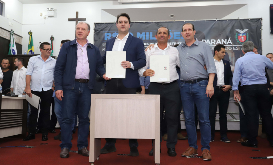 O governador Carlos Massa Ratinho Junior participa nesta sexta-feira (09), em na câmara de Toledo, a liberação de recursos para municípios da região Oeste. Participaram: prefeito de Toledo, Lucio De Marchi; secretário Chefe da Casa Civil, Guto Silva; de Desenvolvimento Urbano, João Carlos Ortega; do Planejamento, Valdemar Jorge e da Infraestrutura e Logística, Sandro Alex; deputados e demais autoridades.Toledo, 09-08-19.Foto: Arnaldo Alves / ANPr.