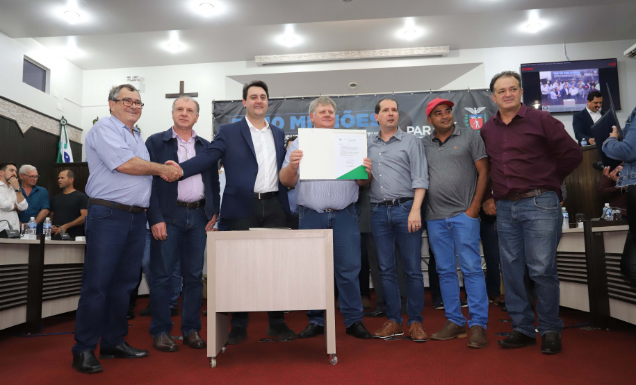 O governador Carlos Massa Ratinho Junior participa nesta sexta-feira (09), em na câmara de Toledo, a liberação de recursos para municípios da região Oeste. Participaram: prefeito de Toledo, Lucio De Marchi; secretário Chefe da Casa Civil, Guto Silva; de Desenvolvimento Urbano, João Carlos Ortega; do Planejamento, Valdemar Jorge e da Infraestrutura e Logística, Sandro Alex; deputados e demais autoridades.Toledo, 09-08-19.Foto: Arnaldo Alves / ANPr.