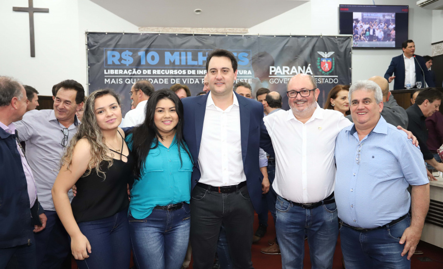 O governador Carlos Massa Ratinho Junior participa nesta sexta-feira (09), em na câmara de Toledo, a liberação de recursos para municípios da região Oeste. Participaram: prefeito de Toledo, Lucio De Marchi; secretário Chefe da Casa Civil, Guto Silva; de Desenvolvimento Urbano, João Carlos Ortega; do Planejamento, Valdemar Jorge e da Infraestrutura e Logística, Sandro Alex; deputados e demais autoridades.Toledo, 09-08-19.Foto: Arnaldo Alves / ANPr.