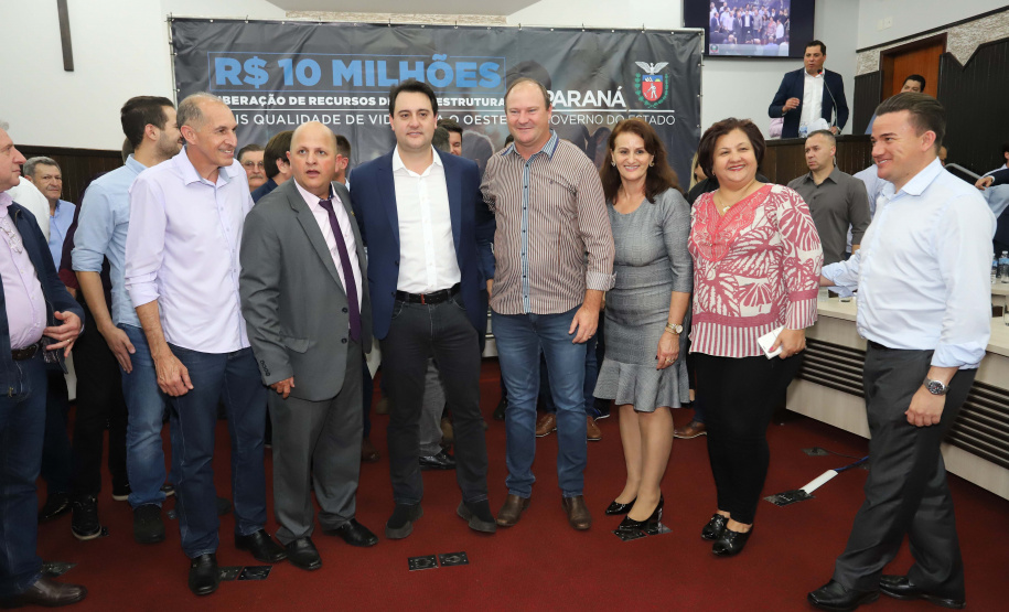 O governador Carlos Massa Ratinho Junior participa nesta sexta-feira (09), em na câmara de Toledo, a liberação de recursos para municípios da região Oeste. Participaram: prefeito de Toledo, Lucio De Marchi; secretário Chefe da Casa Civil, Guto Silva; de Desenvolvimento Urbano, João Carlos Ortega; do Planejamento, Valdemar Jorge e da Infraestrutura e Logística, Sandro Alex; deputados e demais autoridades.Toledo, 09-08-19.Foto: Arnaldo Alves / ANPr.