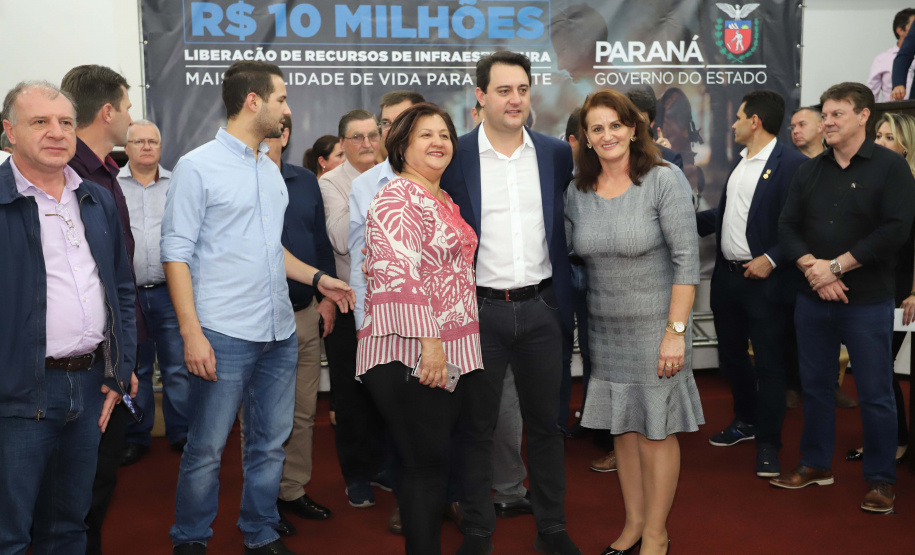O governador Carlos Massa Ratinho Junior participa nesta sexta-feira (09), em na câmara de Toledo, a liberação de recursos para municípios da região Oeste. Participaram: prefeito de Toledo, Lucio De Marchi; secretário Chefe da Casa Civil, Guto Silva; de Desenvolvimento Urbano, João Carlos Ortega; do Planejamento, Valdemar Jorge e da Infraestrutura e Logística, Sandro Alex; deputados e demais autoridades.Toledo, 09-08-19.Foto: Arnaldo Alves / ANPr.