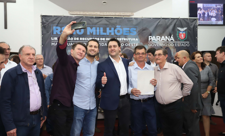 O governador Carlos Massa Ratinho Junior participa nesta sexta-feira (09), em na câmara de Toledo, a liberação de recursos para municípios da região Oeste. Participaram: prefeito de Toledo, Lucio De Marchi; secretário Chefe da Casa Civil, Guto Silva; de Desenvolvimento Urbano, João Carlos Ortega; do Planejamento, Valdemar Jorge e da Infraestrutura e Logística, Sandro Alex; deputados e demais autoridades.Toledo, 09-08-19.Foto: Arnaldo Alves / ANPr.