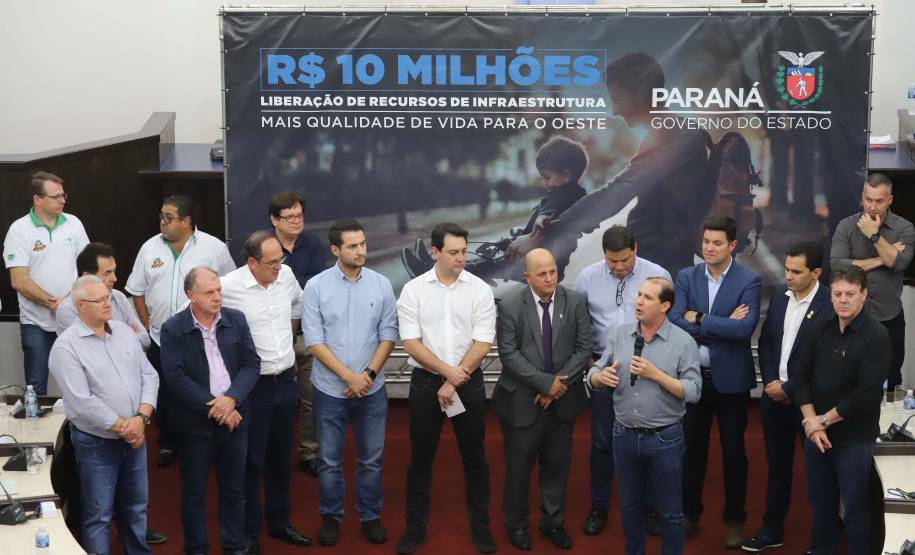 O governador Carlos Massa Ratinho Junior participa nesta sexta-feira (09), em na câmara de Toledo, a liberação de recursos para municípios da região Oeste. Participaram: prefeito de Toledo, Lucio De Marchi; secretário Chefe da Casa Civil, Guto Silva; de Desenvolvimento Urbano, João Carlos Ortega; do Planejamento, Valdemar Jorge e da Infraestrutura e Logística, Sandro Alex; deputados e demais autoridades.Toledo, 09-08-19.Foto: Arnaldo Alves / ANPr.