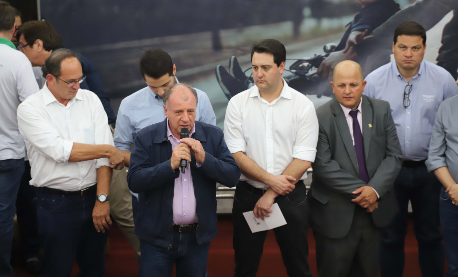 O governador Carlos Massa Ratinho Junior participa nesta sexta-feira (09), em na câmara de Toledo, a liberação de recursos para municípios da região Oeste. Participaram: prefeito de Toledo, Lucio De Marchi; secretário Chefe da Casa Civil, Guto Silva; de Desenvolvimento Urbano, João Carlos Ortega; do Planejamento, Valdemar Jorge e da Infraestrutura e Logística, Sandro Alex; deputados e demais autoridades.Toledo, 09-08-19.Foto: Arnaldo Alves / ANPr.