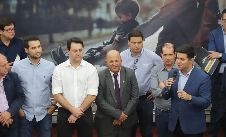 O governador Carlos Massa Ratinho Junior participa nesta sexta-feira (09), em na câmara de Toledo, a liberação de recursos para municípios da região Oeste. Participaram: prefeito de Toledo, Lucio De Marchi; secretário Chefe da Casa Civil, Guto Silva; de Desenvolvimento Urbano, João Carlos Ortega; do Planejamento, Valdemar Jorge e da Infraestrutura e Logística, Sandro Alex; deputados e demais autoridades.Toledo, 09-08-19.Foto: Arnaldo Alves / ANPr.