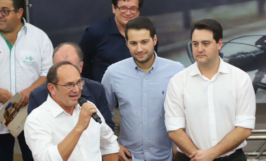 O governador Carlos Massa Ratinho Junior participa nesta sexta-feira (09), em na câmara de Toledo, a liberação de recursos para municípios da região Oeste. Participaram: prefeito de Toledo, Lucio De Marchi; secretário Chefe da Casa Civil, Guto Silva; de Desenvolvimento Urbano, João Carlos Ortega; do Planejamento, Valdemar Jorge e da Infraestrutura e Logística, Sandro Alex; deputados e demais autoridades.Toledo, 09-08-19.Foto: Arnaldo Alves / ANPr.
