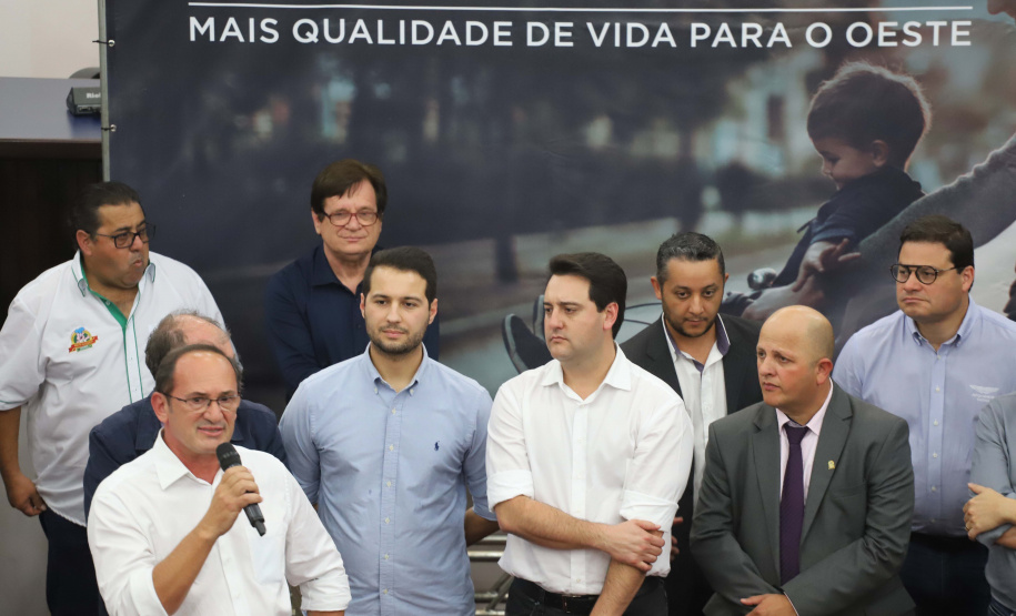 O governador Carlos Massa Ratinho Junior participa nesta sexta-feira (09), em na câmara de Toledo, a liberação de recursos para municípios da região Oeste. Participaram: prefeito de Toledo, Lucio De Marchi; secretário Chefe da Casa Civil, Guto Silva; de Desenvolvimento Urbano, João Carlos Ortega; do Planejamento, Valdemar Jorge e da Infraestrutura e Logística, Sandro Alex; deputados e demais autoridades.Toledo, 09-08-19.Foto: Arnaldo Alves / ANPr.