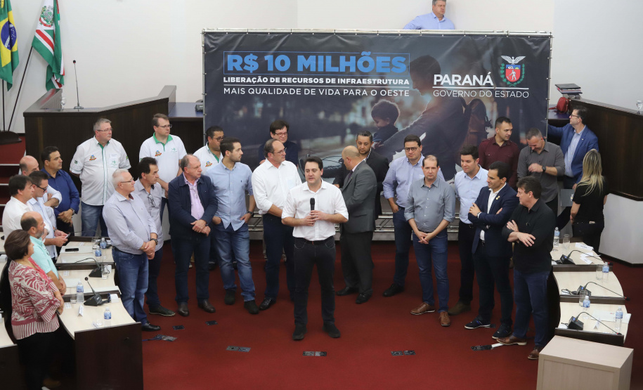 O governador Carlos Massa Ratinho Junior participa nesta sexta-feira (09), em na câmara de Toledo, a liberação de recursos para municípios da região Oeste. Participaram: prefeito de Toledo, Lucio De Marchi; secretário Chefe da Casa Civil, Guto Silva; de Desenvolvimento Urbano, João Carlos Ortega; do Planejamento, Valdemar Jorge e da Infraestrutura e Logística, Sandro Alex; deputados e demais autoridades.Toledo, 09-08-19.Foto: Arnaldo Alves / ANPr.