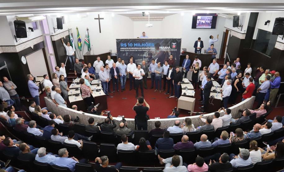 O governador Carlos Massa Ratinho Junior participa nesta sexta-feira (09), em na câmara de Toledo, a liberação de recursos para municípios da região Oeste. Participaram: prefeito de Toledo, Lucio De Marchi; secretário Chefe da Casa Civil, Guto Silva; de Desenvolvimento Urbano, João Carlos Ortega; do Planejamento, Valdemar Jorge e da Infraestrutura e Logística, Sandro Alex; deputados e demais autoridades.Toledo, 09-08-19.Foto: Arnaldo Alves / ANPr.