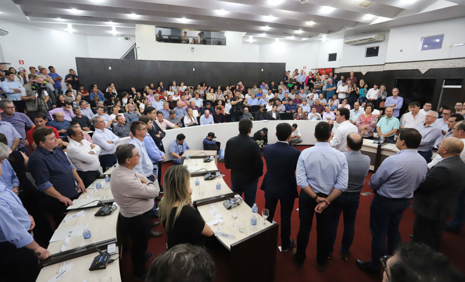O governador Carlos Massa Ratinho Junior participa nesta sexta-feira (09), em na câmara de Toledo, a liberação de recursos para municípios da região Oeste. Participaram: prefeito de Toledo, Lucio De Marchi; secretário Chefe da Casa Civil, Guto Silva; de Desenvolvimento Urbano, João Carlos Ortega; do Planejamento, Valdemar Jorge e da Infraestrutura e Logística, Sandro Alex; deputados e demais autoridades.Toledo, 09-08-19.Foto: Arnaldo Alves / ANPr.