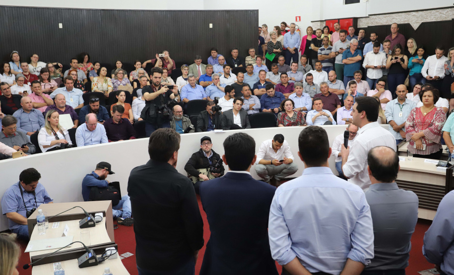 O governador Carlos Massa Ratinho Junior participa nesta sexta-feira (09), em na câmara de Toledo, a liberação de recursos para municípios da região Oeste. Participaram: prefeito de Toledo, Lucio De Marchi; secretário Chefe da Casa Civil, Guto Silva; de Desenvolvimento Urbano, João Carlos Ortega; do Planejamento, Valdemar Jorge e da Infraestrutura e Logística, Sandro Alex; deputados e demais autoridades.Toledo, 09-08-19.Foto: Arnaldo Alves / ANPr.