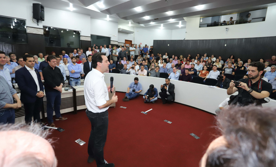 O governador Carlos Massa Ratinho Junior participa nesta sexta-feira (09), em na câmara de Toledo, a liberação de recursos para municípios da região Oeste. Participaram: prefeito de Toledo, Lucio De Marchi; secretário Chefe da Casa Civil, Guto Silva; de Desenvolvimento Urbano, João Carlos Ortega; do Planejamento, Valdemar Jorge e da Infraestrutura e Logística, Sandro Alex; deputados e demais autoridades.Toledo, 09-08-19.Foto: Arnaldo Alves / ANPr.