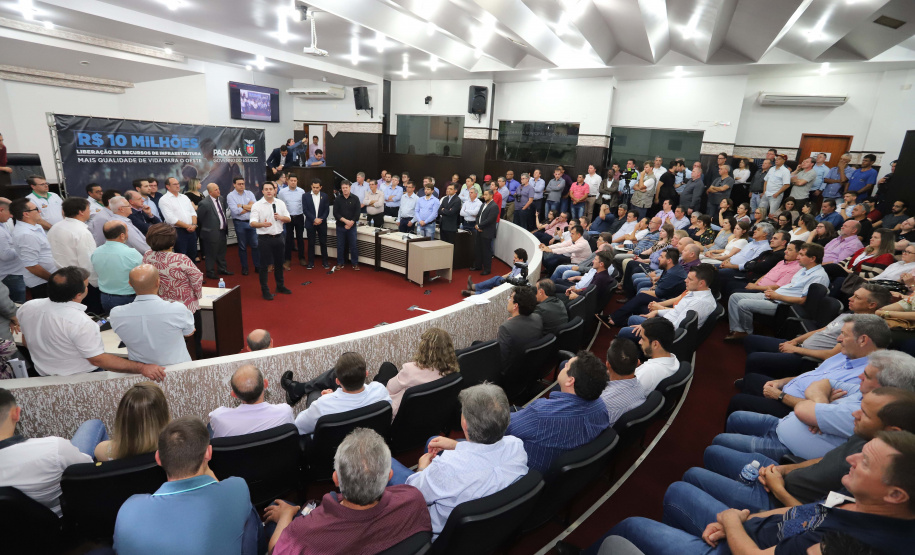 O governador Carlos Massa Ratinho Junior participa nesta sexta-feira (09), em na câmara de Toledo, a liberação de recursos para municípios da região Oeste. Participaram: prefeito de Toledo, Lucio De Marchi; secretário Chefe da Casa Civil, Guto Silva; de Desenvolvimento Urbano, João Carlos Ortega; do Planejamento, Valdemar Jorge e da Infraestrutura e Logística, Sandro Alex; deputados e demais autoridades.Toledo, 09-08-19.Foto: Arnaldo Alves / ANPr.