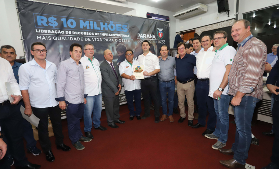 O governador Carlos Massa Ratinho Junior participa nesta sexta-feira (09), em na câmara de Toledo, a liberação de recursos para municípios da região Oeste. Participaram: prefeito de Toledo, Lucio De Marchi; secretário Chefe da Casa Civil, Guto Silva; de Desenvolvimento Urbano, João Carlos Ortega; do Planejamento, Valdemar Jorge e da Infraestrutura e Logística, Sandro Alex; deputados e demais autoridades.Toledo, 09-08-19.Foto: Arnaldo Alves / ANPr.