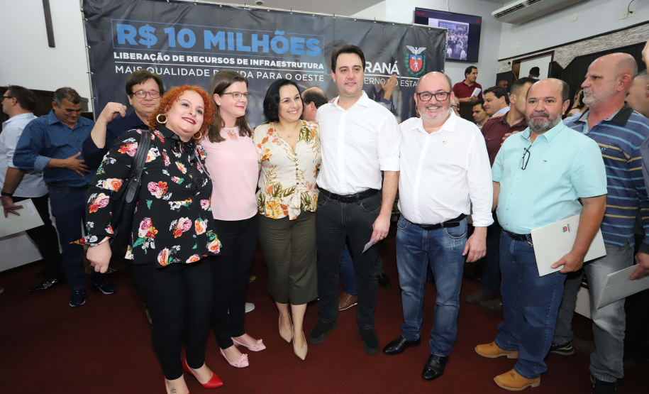 O governador Carlos Massa Ratinho Junior participa nesta sexta-feira (09), em na câmara de Toledo, a liberação de recursos para municípios da região Oeste. Participaram: prefeito de Toledo, Lucio De Marchi; secretário Chefe da Casa Civil, Guto Silva; de Desenvolvimento Urbano, João Carlos Ortega; do Planejamento, Valdemar Jorge e da Infraestrutura e Logística, Sandro Alex; deputados e demais autoridades.Toledo, 09-08-19.Foto: Arnaldo Alves / ANPr.