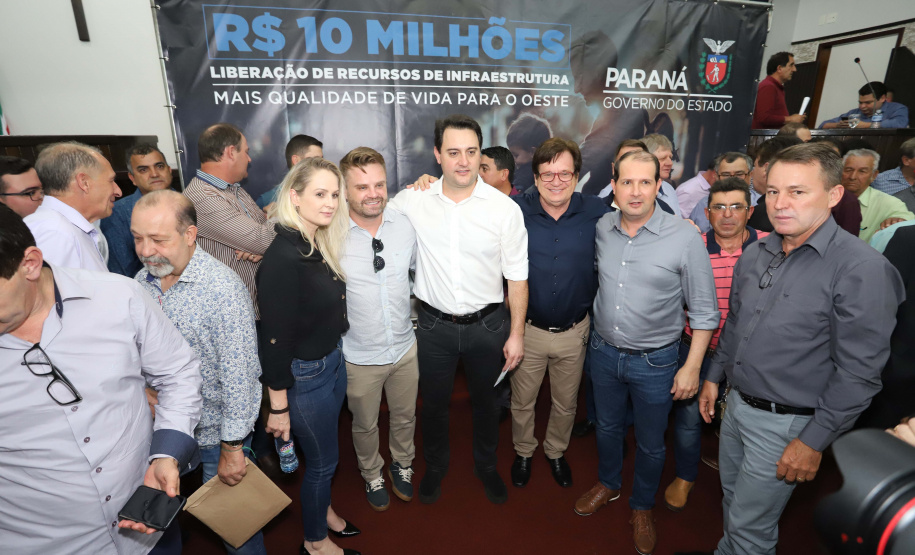 O governador Carlos Massa Ratinho Junior participa nesta sexta-feira (09), em na câmara de Toledo, a liberação de recursos para municípios da região Oeste. Participaram: prefeito de Toledo, Lucio De Marchi; secretário Chefe da Casa Civil, Guto Silva; de Desenvolvimento Urbano, João Carlos Ortega; do Planejamento, Valdemar Jorge e da Infraestrutura e Logística, Sandro Alex; deputados e demais autoridades.Toledo, 09-08-19.Foto: Arnaldo Alves / ANPr.