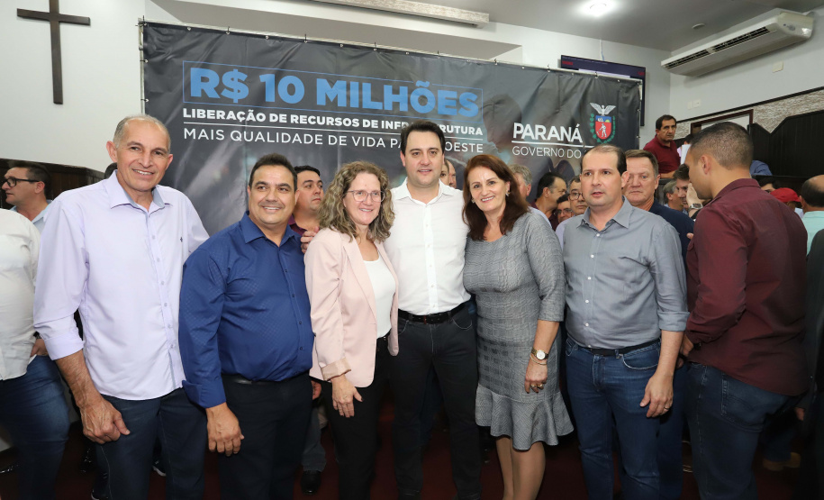 O governador Carlos Massa Ratinho Junior participa nesta sexta-feira (09), em na câmara de Toledo, a liberação de recursos para municípios da região Oeste. Participaram: prefeito de Toledo, Lucio De Marchi; secretário Chefe da Casa Civil, Guto Silva; de Desenvolvimento Urbano, João Carlos Ortega; do Planejamento, Valdemar Jorge e da Infraestrutura e Logística, Sandro Alex; deputados e demais autoridades.Toledo, 09-08-19.Foto: Arnaldo Alves / ANPr.