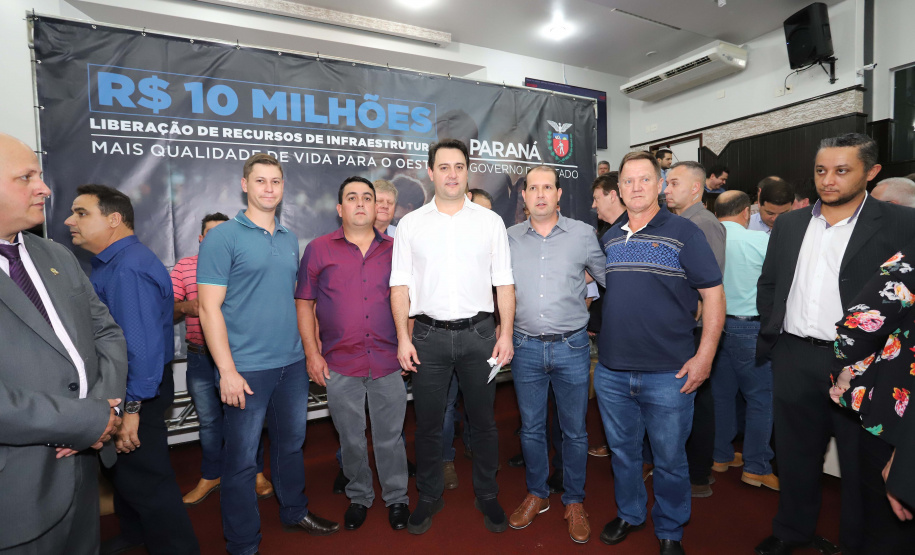 O governador Carlos Massa Ratinho Junior participa nesta sexta-feira (09), em na câmara de Toledo, a liberação de recursos para municípios da região Oeste. Participaram: prefeito de Toledo, Lucio De Marchi; secretário Chefe da Casa Civil, Guto Silva; de Desenvolvimento Urbano, João Carlos Ortega; do Planejamento, Valdemar Jorge e da Infraestrutura e Logística, Sandro Alex; deputados e demais autoridades.Toledo, 09-08-19.Foto: Arnaldo Alves / ANPr.