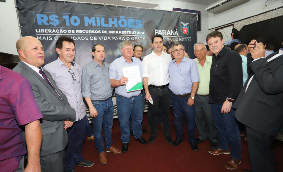 O governador Carlos Massa Ratinho Junior participa nesta sexta-feira (09), em na câmara de Toledo, a liberação de recursos para municípios da região Oeste. Participaram: prefeito de Toledo, Lucio De Marchi; secretário Chefe da Casa Civil, Guto Silva; de Desenvolvimento Urbano, João Carlos Ortega; do Planejamento, Valdemar Jorge e da Infraestrutura e Logística, Sandro Alex; deputados e demais autoridades.Toledo, 09-08-19.Foto: Arnaldo Alves / ANPr.