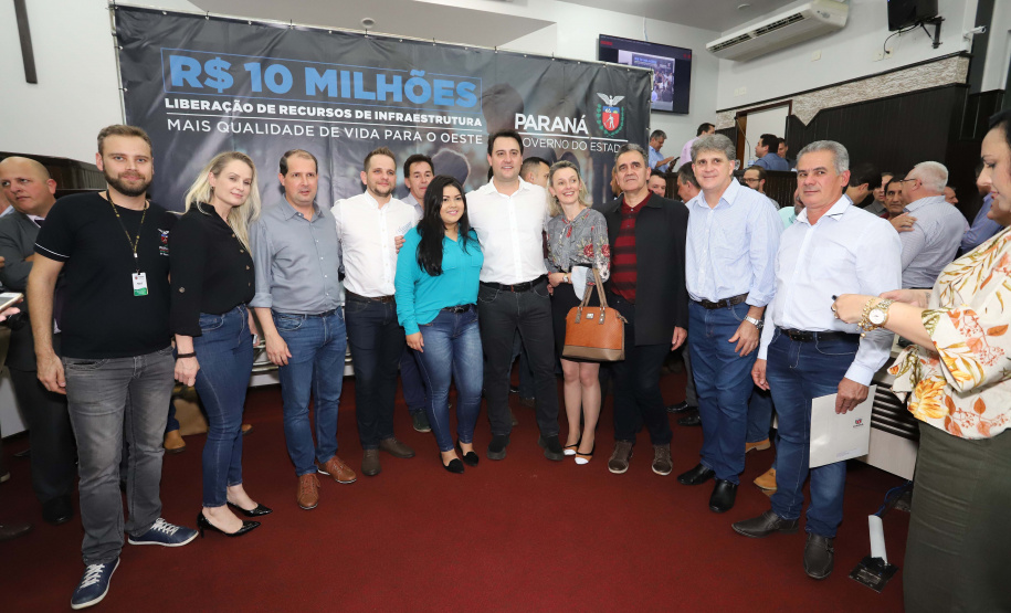O governador Carlos Massa Ratinho Junior participa nesta sexta-feira (09), em na câmara de Toledo, a liberação de recursos para municípios da região Oeste. Participaram: prefeito de Toledo, Lucio De Marchi; secretário Chefe da Casa Civil, Guto Silva; de Desenvolvimento Urbano, João Carlos Ortega; do Planejamento, Valdemar Jorge e da Infraestrutura e Logística, Sandro Alex; deputados e demais autoridades.Toledo, 09-08-19.Foto: Arnaldo Alves / ANPr.