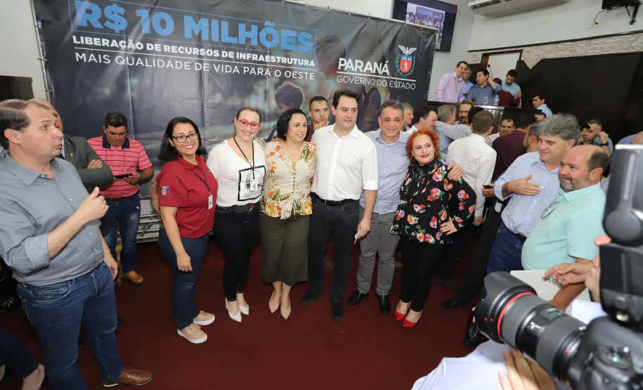 O governador Carlos Massa Ratinho Junior participa nesta sexta-feira (09), em na câmara de Toledo, a liberação de recursos para municípios da região Oeste. Participaram: prefeito de Toledo, Lucio De Marchi; secretário Chefe da Casa Civil, Guto Silva; de Desenvolvimento Urbano, João Carlos Ortega; do Planejamento, Valdemar Jorge e da Infraestrutura e Logística, Sandro Alex; deputados e demais autoridades.Toledo, 09-08-19.Foto: Arnaldo Alves / ANPr.