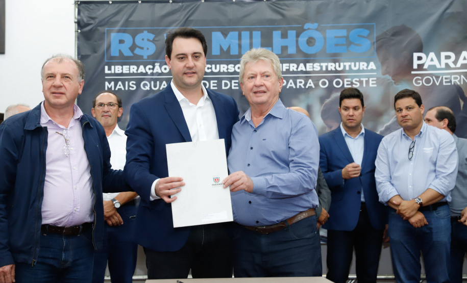 Novos veículos, ruas pavimentadas, construção de escola, de quadra de esportes e de barracões industriais estão entre os investimentos que 24 municípios do Oeste do Paraná farão com apoio do Governo do Estado. O governador Carlos Massa Ratinho Junior esteve nesta sexta-feira (09) em Toledo para assinar as licitações e homologações dos projetos.