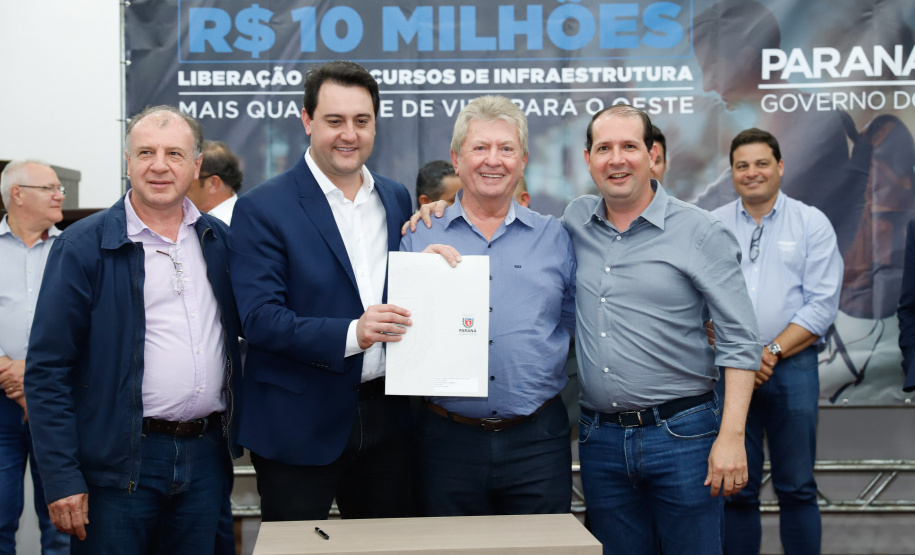 Novos veículos, ruas pavimentadas, construção de escola, de quadra de esportes e de barracões industriais estão entre os investimentos que 24 municípios do Oeste do Paraná farão com apoio do Governo do Estado. O governador Carlos Massa Ratinho Junior esteve nesta sexta-feira (09) em Toledo para assinar as licitações e homologações dos projetos.