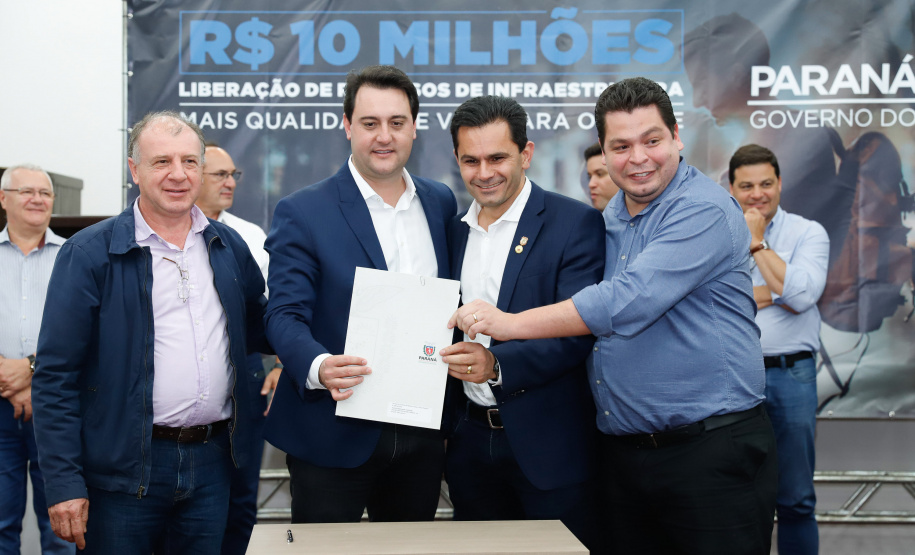 Novos veículos, ruas pavimentadas, construção de escola, de quadra de esportes e de barracões industriais estão entre os investimentos que 24 municípios do Oeste do Paraná farão com apoio do Governo do Estado. O governador Carlos Massa Ratinho Junior esteve nesta sexta-feira (09) em Toledo para assinar as licitações e homologações dos projetos.