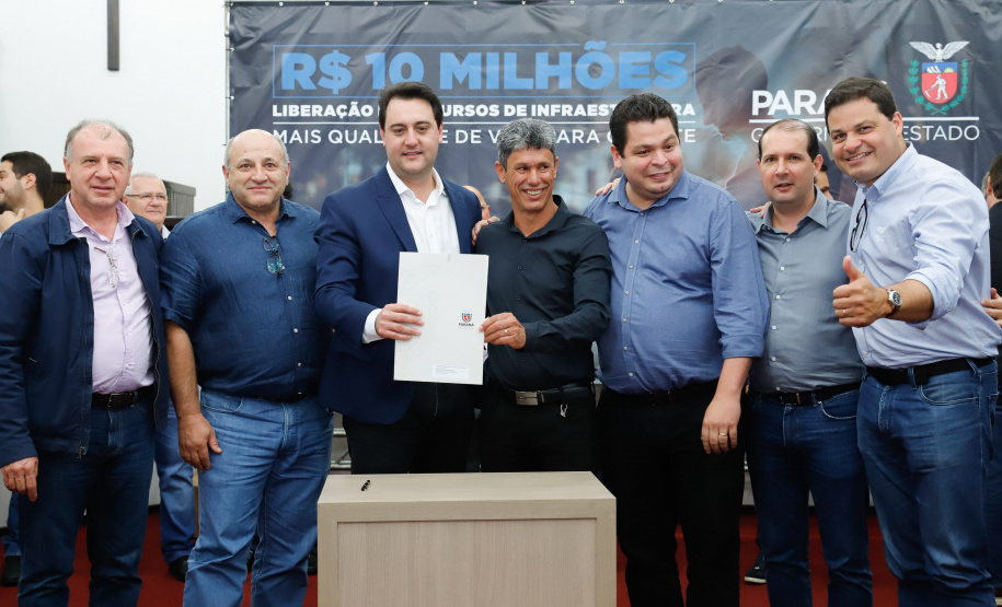 Novos veículos, ruas pavimentadas, construção de escola, de quadra de esportes e de barracões industriais estão entre os investimentos que 24 municípios do Oeste do Paraná farão com apoio do Governo do Estado. O governador Carlos Massa Ratinho Junior esteve nesta sexta-feira (09) em Toledo para assinar as licitações e homologações dos projetos.