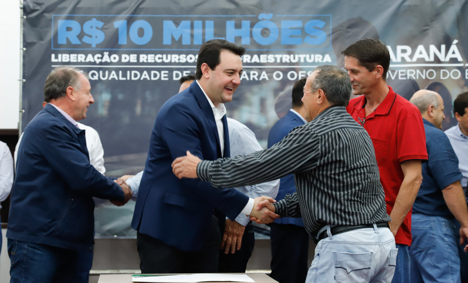 Novos veículos, ruas pavimentadas, construção de escola, de quadra de esportes e de barracões industriais estão entre os investimentos que 24 municípios do Oeste do Paraná farão com apoio do Governo do Estado. O governador Carlos Massa Ratinho Junior esteve nesta sexta-feira (09) em Toledo para assinar as licitações e homologações dos projetos.