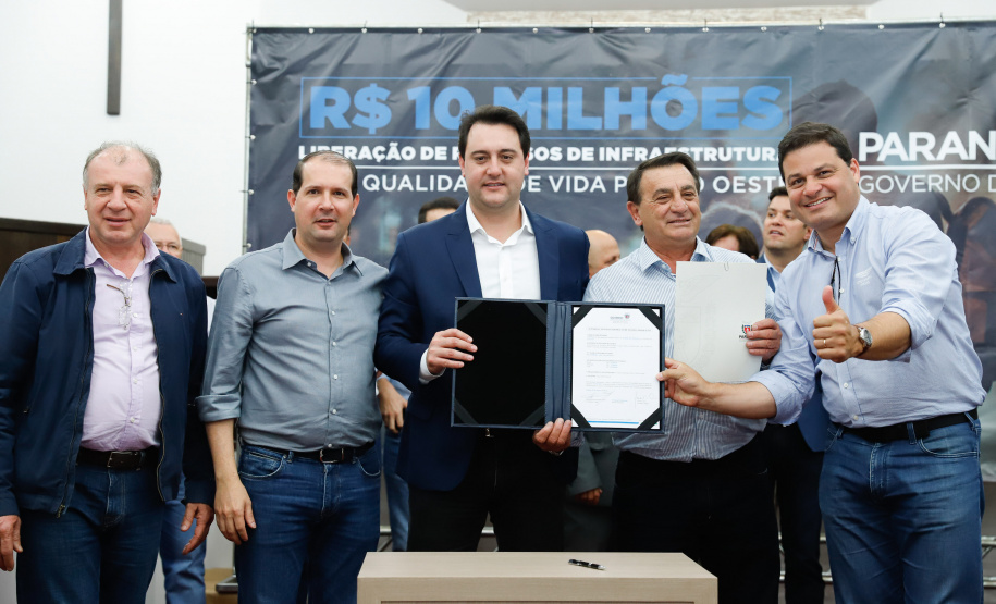 Novos veículos, ruas pavimentadas, construção de escola, de quadra de esportes e de barracões industriais estão entre os investimentos que 24 municípios do Oeste do Paraná farão com apoio do Governo do Estado. O governador Carlos Massa Ratinho Junior esteve nesta sexta-feira (09) em Toledo para assinar as licitações e homologações dos projetos.