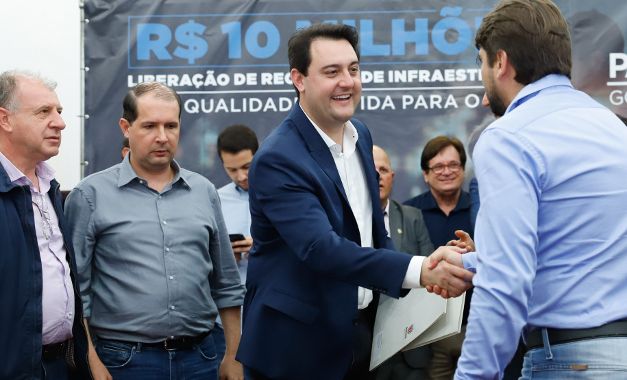 Novos veículos, ruas pavimentadas, construção de escola, de quadra de esportes e de barracões industriais estão entre os investimentos que 24 municípios do Oeste do Paraná farão com apoio do Governo do Estado. O governador Carlos Massa Ratinho Junior esteve nesta sexta-feira (09) em Toledo para assinar as licitações e homologações dos projetos.