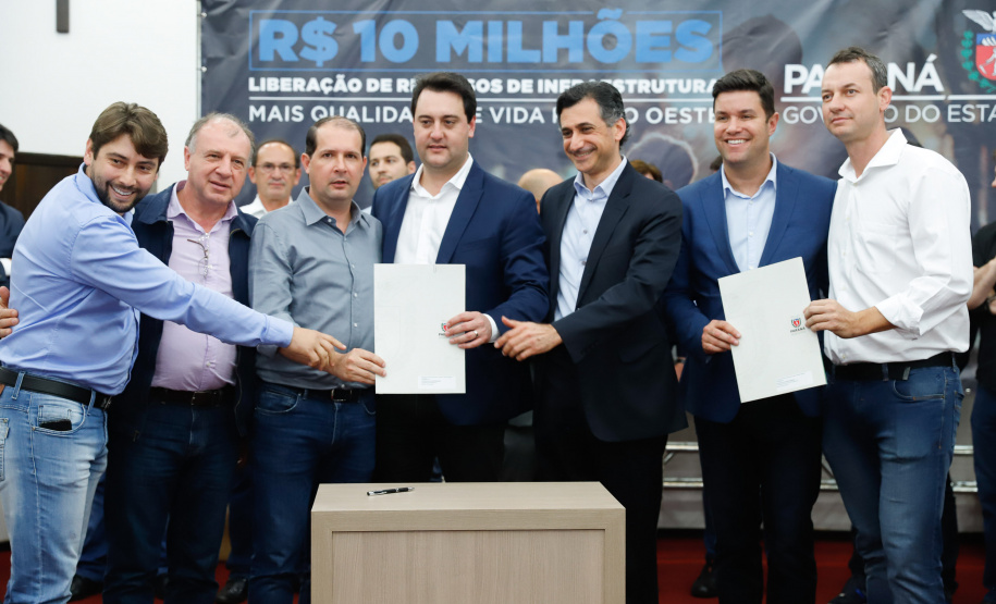 Novos veículos, ruas pavimentadas, construção de escola, de quadra de esportes e de barracões industriais estão entre os investimentos que 24 municípios do Oeste do Paraná farão com apoio do Governo do Estado. O governador Carlos Massa Ratinho Junior esteve nesta sexta-feira (09) em Toledo para assinar as licitações e homologações dos projetos.