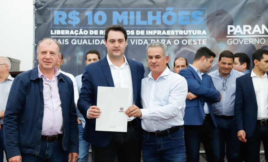 Novos veículos, ruas pavimentadas, construção de escola, de quadra de esportes e de barracões industriais estão entre os investimentos que 24 municípios do Oeste do Paraná farão com apoio do Governo do Estado. O governador Carlos Massa Ratinho Junior esteve nesta sexta-feira (09) em Toledo para assinar as licitações e homologações dos projetos.