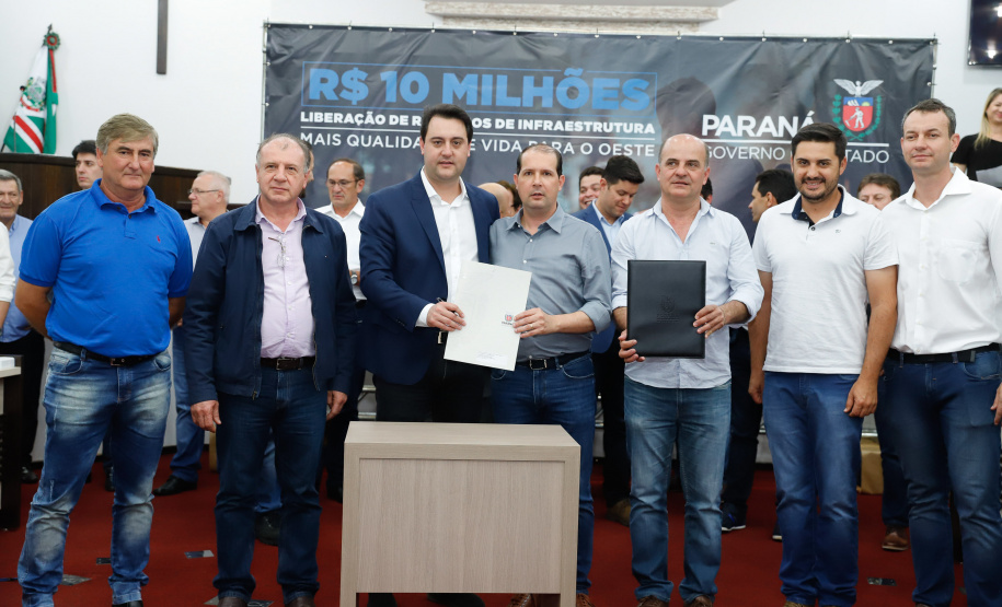 Novos veículos, ruas pavimentadas, construção de escola, de quadra de esportes e de barracões industriais estão entre os investimentos que 24 municípios do Oeste do Paraná farão com apoio do Governo do Estado. O governador Carlos Massa Ratinho Junior esteve nesta sexta-feira (09) em Toledo para assinar as licitações e homologações dos projetos.