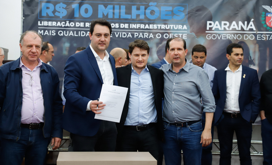 Novos veículos, ruas pavimentadas, construção de escola, de quadra de esportes e de barracões industriais estão entre os investimentos que 24 municípios do Oeste do Paraná farão com apoio do Governo do Estado. O governador Carlos Massa Ratinho Junior esteve nesta sexta-feira (09) em Toledo para assinar as licitações e homologações dos projetos.