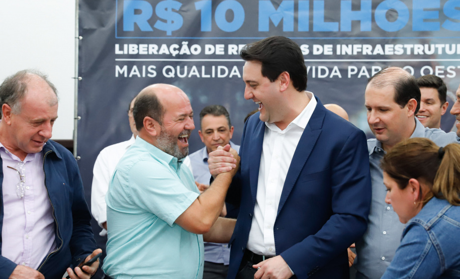 Novos veículos, ruas pavimentadas, construção de escola, de quadra de esportes e de barracões industriais estão entre os investimentos que 24 municípios do Oeste do Paraná farão com apoio do Governo do Estado. O governador Carlos Massa Ratinho Junior esteve nesta sexta-feira (09) em Toledo para assinar as licitações e homologações dos projetos.