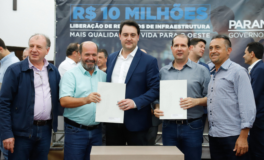 Novos veículos, ruas pavimentadas, construção de escola, de quadra de esportes e de barracões industriais estão entre os investimentos que 24 municípios do Oeste do Paraná farão com apoio do Governo do Estado. O governador Carlos Massa Ratinho Junior esteve nesta sexta-feira (09) em Toledo para assinar as licitações e homologações dos projetos.