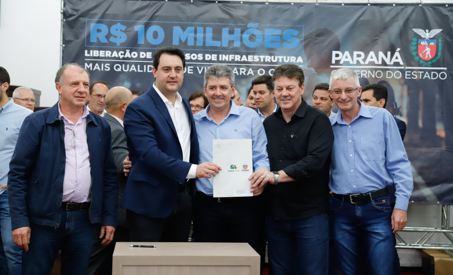 Novos veículos, ruas pavimentadas, construção de escola, de quadra de esportes e de barracões industriais estão entre os investimentos que 24 municípios do Oeste do Paraná farão com apoio do Governo do Estado. O governador Carlos Massa Ratinho Junior esteve nesta sexta-feira (09) em Toledo para assinar as licitações e homologações dos projetos.