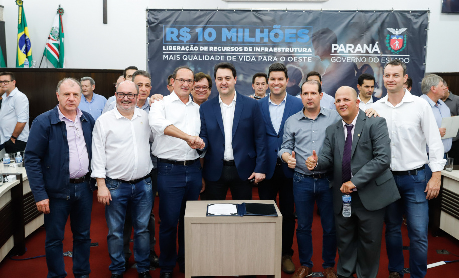 Novos veículos, ruas pavimentadas, construção de escola, de quadra de esportes e de barracões industriais estão entre os investimentos que 24 municípios do Oeste do Paraná farão com apoio do Governo do Estado. O governador Carlos Massa Ratinho Junior esteve nesta sexta-feira (09) em Toledo para assinar as licitações e homologações dos projetos.