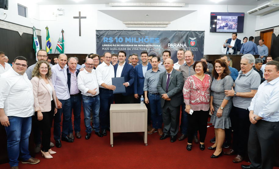 Novos veículos, ruas pavimentadas, construção de escola, de quadra de esportes e de barracões industriais estão entre os investimentos que 24 municípios do Oeste do Paraná farão com apoio do Governo do Estado. O governador Carlos Massa Ratinho Junior esteve nesta sexta-feira (09) em Toledo para assinar as licitações e homologações dos projetos.