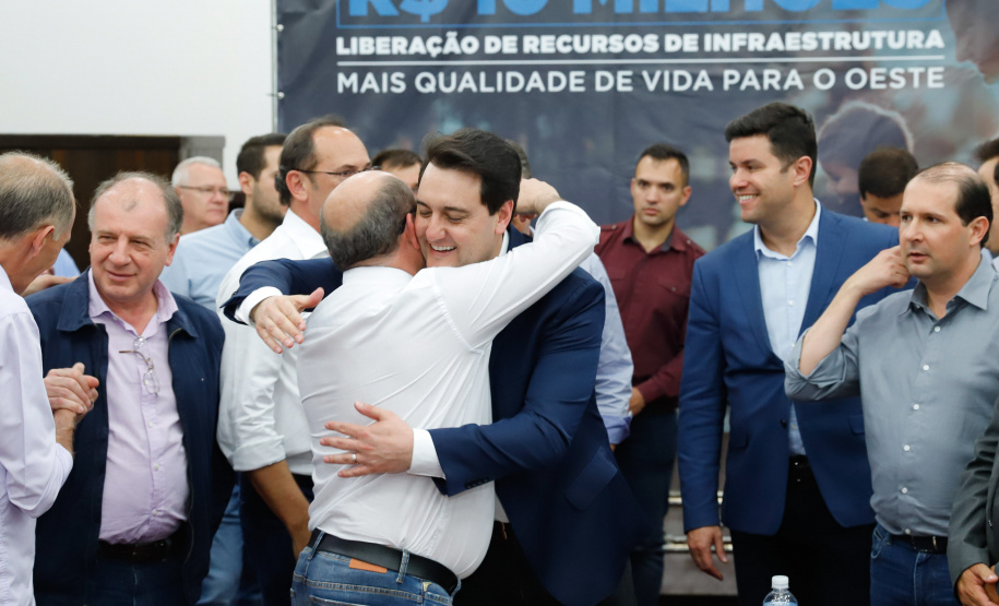 Novos veículos, ruas pavimentadas, construção de escola, de quadra de esportes e de barracões industriais estão entre os investimentos que 24 municípios do Oeste do Paraná farão com apoio do Governo do Estado. O governador Carlos Massa Ratinho Junior esteve nesta sexta-feira (09) em Toledo para assinar as licitações e homologações dos projetos.