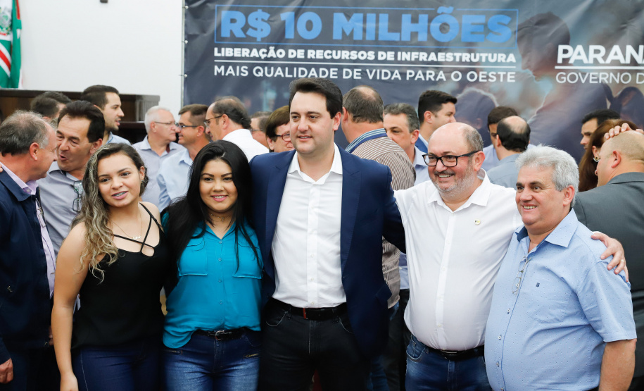 Novos veículos, ruas pavimentadas, construção de escola, de quadra de esportes e de barracões industriais estão entre os investimentos que 24 municípios do Oeste do Paraná farão com apoio do Governo do Estado. O governador Carlos Massa Ratinho Junior esteve nesta sexta-feira (09) em Toledo para assinar as licitações e homologações dos projetos.