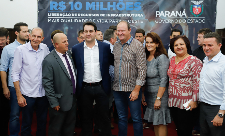 Novos veículos, ruas pavimentadas, construção de escola, de quadra de esportes e de barracões industriais estão entre os investimentos que 24 municípios do Oeste do Paraná farão com apoio do Governo do Estado. O governador Carlos Massa Ratinho Junior esteve nesta sexta-feira (09) em Toledo para assinar as licitações e homologações dos projetos.